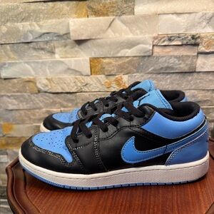 Unisex Sz 6 GS Air Jordan 1 Low Black/University Blue/White Sneakers Shoes EUC
